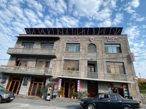 ein Gebäude mit Solarpaneelen auf dem Dach in der Unterkunft Tegh Hotel in Goris
