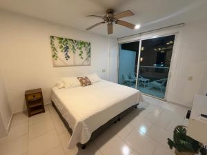 a bedroom with a bed and a ceiling fan at Edificio Morros 3 in Cartagena de Indias