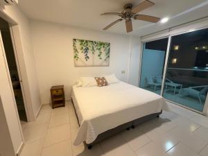 a bedroom with a bed and a ceiling fan at Edificio Morros 3 in Cartagena de Indias