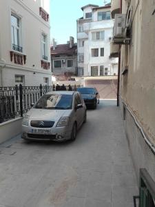 ヴァルナ・シティにあるMaisonette Sevastopolの二台の車が隣の通りに駐車