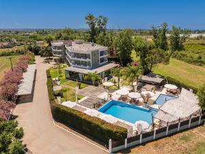Luftaufnahme eines Hauses mit Swimmingpool in der Unterkunft Amalias Hotel in Kourouta