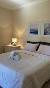 a bedroom with a large white bed with towels on it at Sítio Céu da Mantiqueira in Espirito Santo Do Pinhal +46 photos