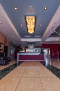 eine Lobby mit Kamin und Kronleuchter in der Unterkunft Amalias Hotel in Kourouta + 32 Fotos