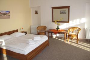 Tempat tidur dalam kamar di Hotel Zámeček