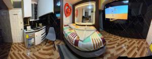a room with a bedroom with a bed and a mirror at Gold House Premium in Hacienda Mera