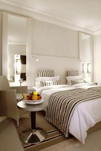 - une chambre avec un lit et une table avec un bol de fruits dans l'établissement Djerba Plaza Thalasso & Spa, à Midoun