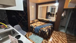 a small room with a bed and a mirror at Gold House Premium in Quito