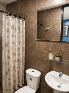 a bathroom with a toilet and a sink at Hostal Avanza in Cali