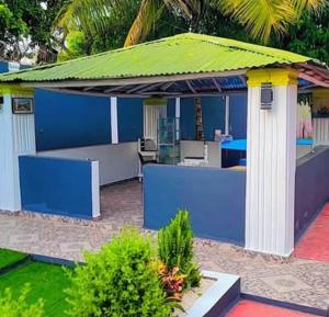 a gazebo with a green roof in a yard at Villa Naranja AYD in Paredón