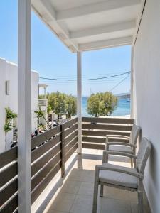 balkon z krzesłami i widokiem na ocean w obiekcie Kirki Rooms by the sea w mieście Parikia