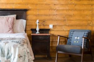 a bedroom with a bed and a desk with a chair at Ático FUENTE HERVERA in Vega de San Mateo