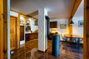 a kitchen with a fireplace in the middle of a room at Ferienwohnung Cozy Cottage in Morbach