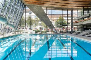 a large swimming pool in a building at 130sqm Duplex with AirC - Gratis Parking - Familie Freunde - See und Jura in Biel