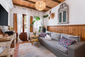 a living room with a couch and a table at Casa Fuente Hervera in Vega de San Mateo