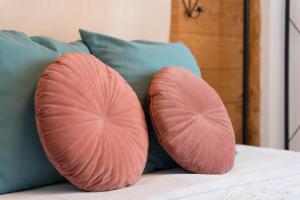 two pink pillows sitting on top of a bed at Casa Fuente Hervera in Vega de San Mateo