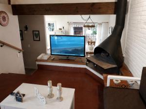 a living room with a computer monitor on a desk at Tierra Mora Casas de alquiler in Villa Gesell