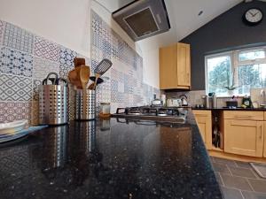 a kitchen with a black counter top in a kitchen at The Pearl Manor in Watford +261 photos