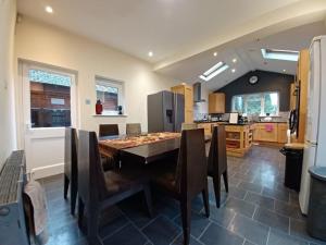 a kitchen and dining room with a table and chairs at The Pearl Manor in Watford