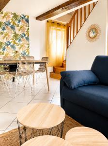 a living room with a blue couch and a table at maison cosy centre ville in Ham