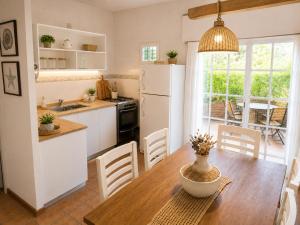 a kitchen and dining room with a table and chairs at Tierra Mora Casas de alquiler in Villa Gesell