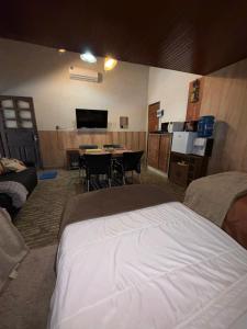 a room with a bed and a table and a tv at Departamento Monoambiente Rústico in Asunción