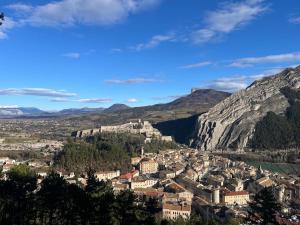 a view of a town in the mountains at Gîte au calme 