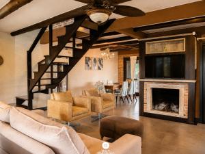 a living room with a fireplace and a tv at Ibiraquera Life in Praia do Rosa