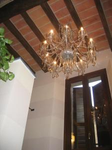 lampadario pendente appeso a un soffitto in una stanza di I Malpensanti del Trieste a Monticelli dʼOngina