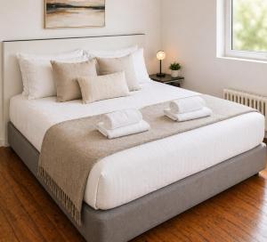a bedroom with a large bed with two towels on it at NUJU Rentals - 4-Zimmer, 10 Gäste, Wintergarten & Terrasse & Parkplatz in Bielefeld