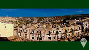 un gruppo di edifici di fronte a una montagna di Limen Matera Guesthouse a Matera