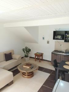 a living room with a couch and a table at Cabaña con Jacuzzi Privado en El Peñol El palmar lodge in Chiquinquirá
