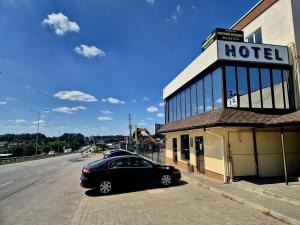 a black car parked in front of a hotel at Zarvantsi Hotel in Khmelëva