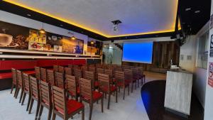 a lecture room with chairs and a projection screen at Valle Sur Hotel Moquegua in Moquegua