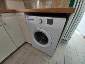 a washing machine sitting in a laundry room at The Moonflower in Grays Thurrock