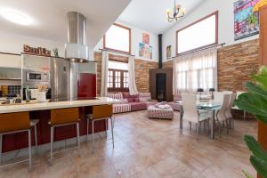 a kitchen and living room with a table and chairs at Villa Mogaren in Vega de San Mateo