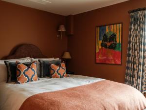 a bedroom with a bed and a painting on the wall at The Great Decoy in Hurstbourne Tarrant +49 photos