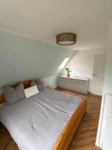 a bedroom with a large bed in a room at Wiesenhuus in Sankt Peter-Ording