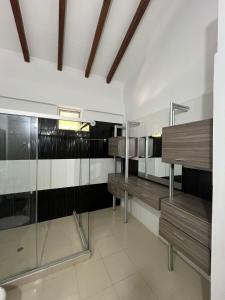 a kitchen with wooden benches and black and white walls at Selva del Rio San Jeronimo in San Jerónimo