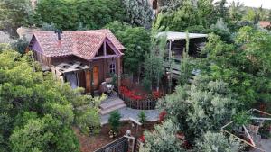 an aerial view of a house with a garden at Fashet alsalt in Al Salt