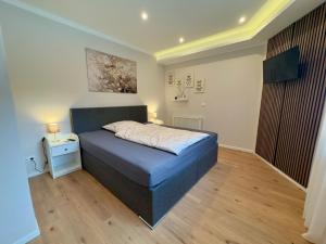 a small bedroom with a bed and a night stand at Ferienwohnung Stefan in Wallertheim