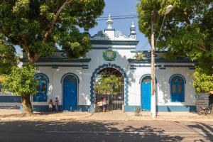 a blue and white building with blue doors at Studios Caripunas Reformado Localização Central in Belém