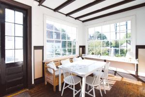 comedor con mesa, sillas y ventanas en Urshult Hotell, en Urshult