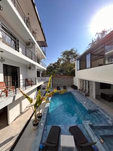 a swimming pool in the middle of a building at Torre OCEAN DRIVE in Montañita