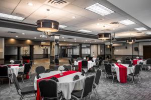 ein Festsaal mit Tischen, Stühlen und Kronleuchtern in der Unterkunft Coast Calgary University Area Hotel by APA in Calgary + 33 Fotos