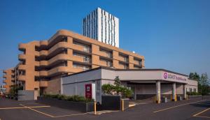 ein Gebäude mit einer Tankstelle auf einem Parkplatz in der Unterkunft Coast Calgary University Area Hotel by APA in Calgary