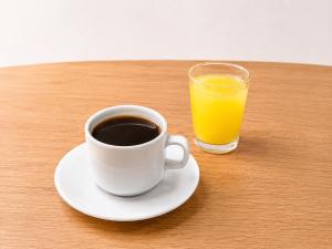 a cup of coffee and a glass of orange juice at Alko Select in Cali