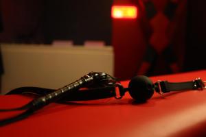a pair of keys sitting on top of a table at Lasuitesecretetdetente in Beauvais