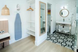 a bathroom with a shower and a sink at The Belmont Shore Inn in Long Beach +73 photos