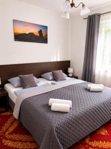 ein Schlafzimmer mit zwei Betten, auf denen Handtücher liegen in der Unterkunft AGAT Karpacz in Karpacz + 112 Fotos