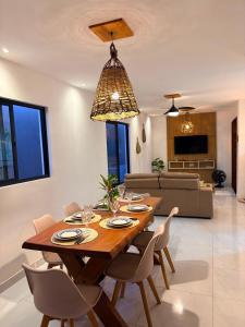 a dining room table and chairs in a living room at Casa Macao Tibau do Sul in Tibau do Sul